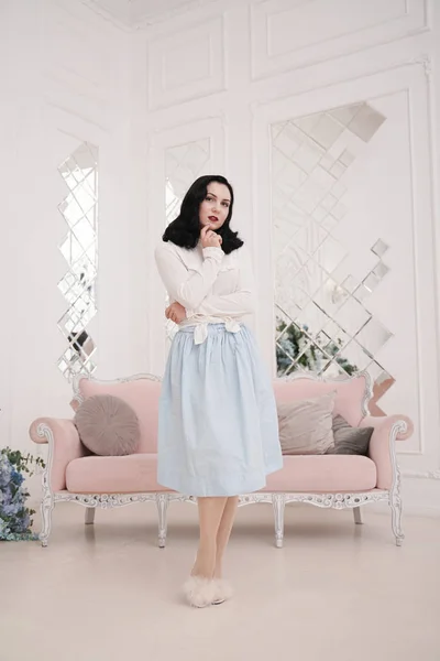 美丽的针在复古白色蓝色服装在室内单独在她的公寓 — 图库照片