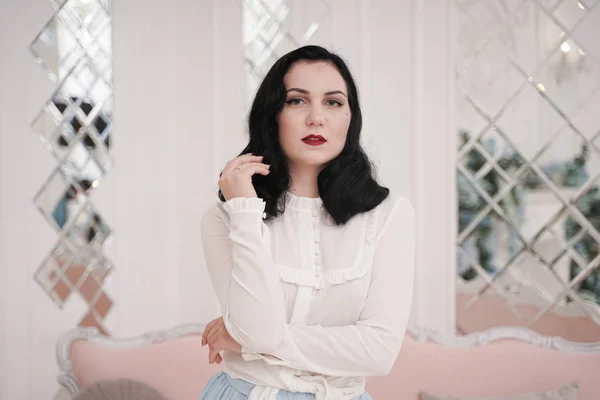 Bela pin up fêmea em retro branco azul roupa dentro de casa em seu apartamento sozinho — Fotografia de Stock