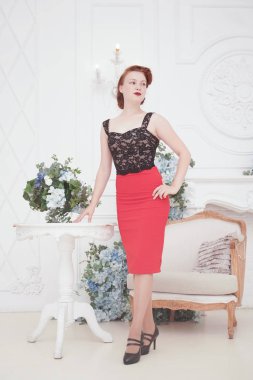 klasik genç güzel kadın tek başına dairesinde kapalı zarif gece elbisesi poz