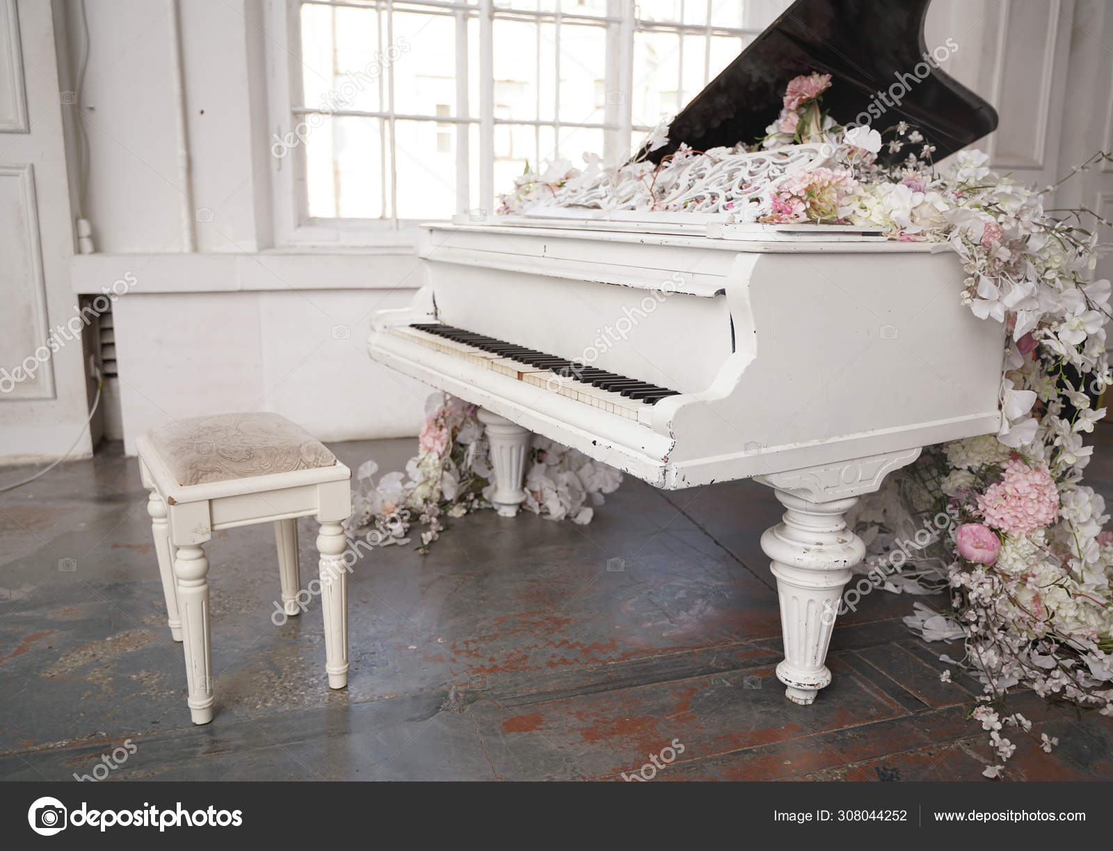 Piano De Cauda Branco Em Um Fundo Branco Música Do Jogo Sala Branca Com  Colunas E O Piano Sobre Uma Parede Piano Branco Na Obscur Imagem de Stock -  Imagem de grande