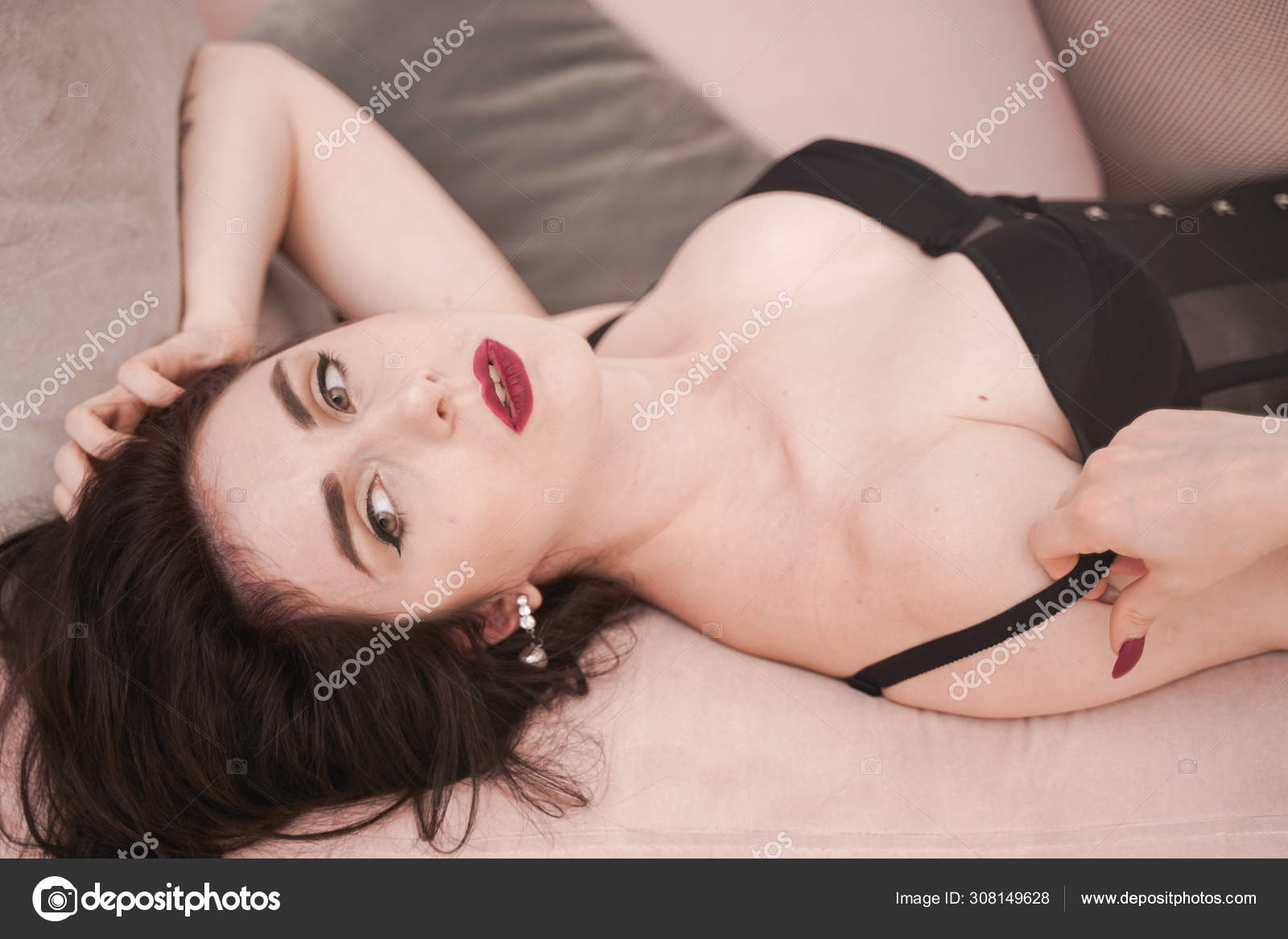 Quente bonita pin up mulher no erótico lingerie roupa interior posando  sozinho no estúdio branco fundo quarto fotos, imagens de © agnadevi  #308149628