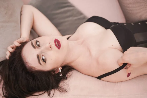 Quente bonita pin up mulher no erótico lingerie roupa interior posando sozinho no estúdio branco fundo quarto — Fotografia de Stock