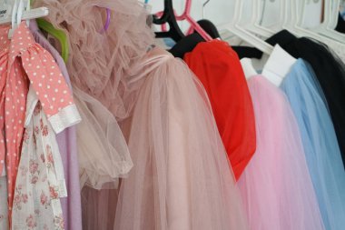 Askıları birçok renk birçok moda moda güzellik giysileri