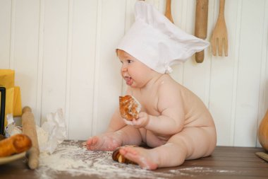 mutfak masasında tek başına şef şapka küçük fırıncı çocuk