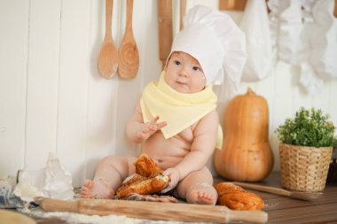 mutfak masasında tek başına şef şapka küçük fırıncı çocuk