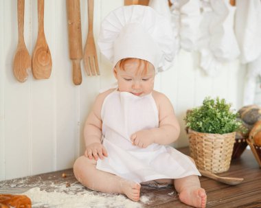 mutfak masasında tek başına şef şapka küçük fırıncı çocuk