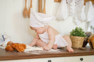 mutfak masasında tek başına şef şapka küçük fırıncı çocuk