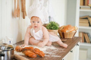 mutfak masasında tek başına şef şapka küçük fırıncı çocuk