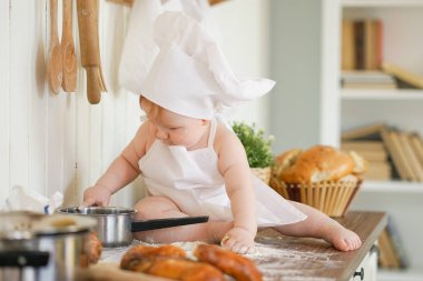 mutfak masasında tek başına şef şapka küçük fırıncı çocuk