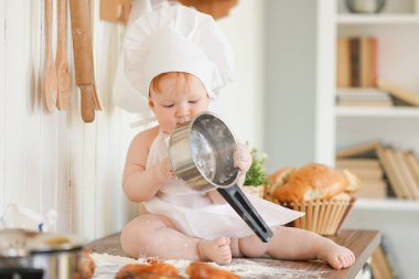 mutfak masasında tek başına şef şapka küçük fırıncı çocuk