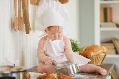 mutfak masasında tek başına şef şapka küçük fırıncı çocuk