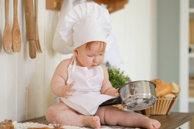 mutfak masasında tek başına şef şapka küçük fırıncı çocuk