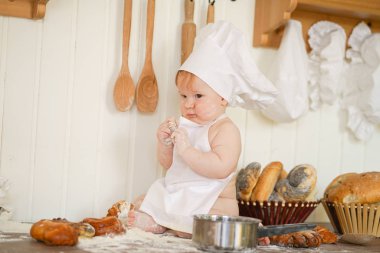 mutfak masasında tek başına şef şapka küçük fırıncı çocuk