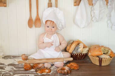 mutfak masasında tek başına şef şapka küçük fırıncı çocuk