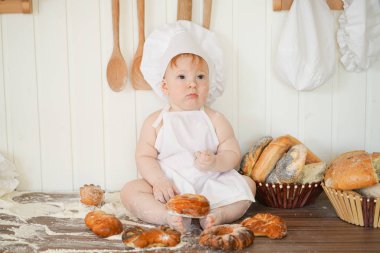 mutfak masasında tek başına şef şapka küçük fırıncı çocuk