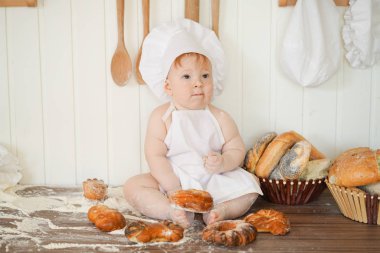 mutfak masasında tek başına şef şapka küçük fırıncı çocuk