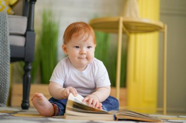 küçük bebek Boy bir kitap eğitim kavramı okuma