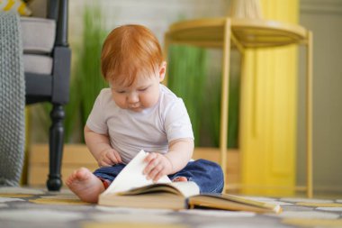 küçük bebek Boy bir kitap eğitim kavramı okuma