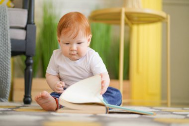 küçük bebek Boy bir kitap eğitim kavramı okuma