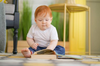 küçük bebek Boy bir kitap eğitim kavramı okuma
