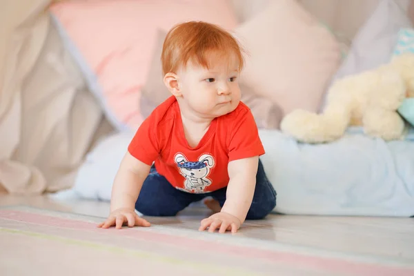 Kleine baby kruipen op de vloer met tapijt — Stockfoto