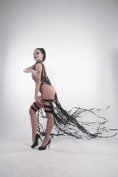 Bailarina en traje negro sobre fondo blanco estudio — Foto de Stock