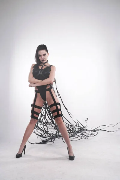 Tänzer im schwarzen Outfit auf weißem Studiohintergrund — Stockfoto