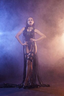 Genç seksi kadın dansçı duman poz