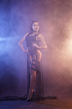 Genç seksi kadın dansçı duman poz