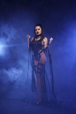 Genç seksi kadın dansçı duman poz