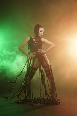 Genç seksi kadın dansçı duman poz