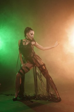 Genç seksi kadın dansçı duman poz