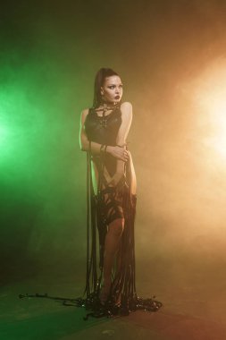 Genç seksi kadın dansçı duman poz