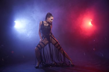 Genç seksi kadın dansçı duman poz