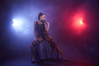 Genç seksi kadın dansçı duman poz