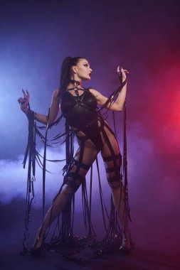 Genç seksi kadın dansçı duman poz