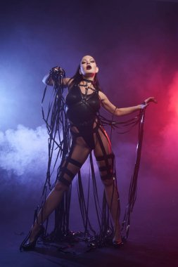 Genç seksi kadın dansçı duman poz