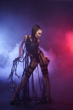 Genç seksi kadın dansçı duman poz