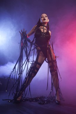 Genç seksi kadın dansçı duman poz