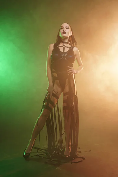 젊은 섹시한 여자 댄서 포즈 에 이 연기 — 스톡 사진