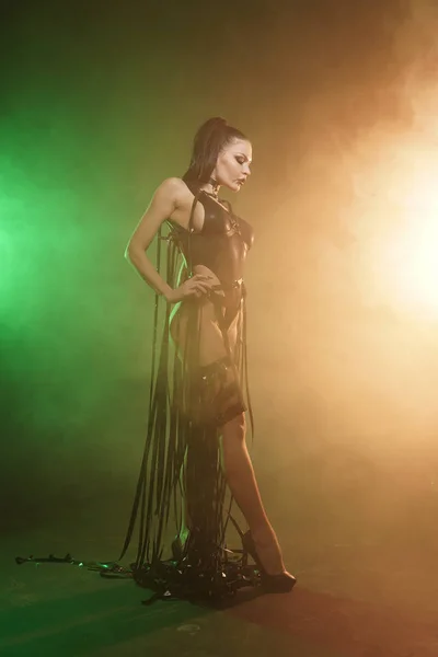 젊은 섹시한 여자 댄서 포즈 에 이 연기 — 스톡 사진