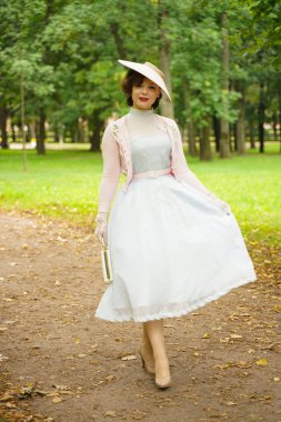 Vintage elbise ve retro şapka yürüyüş genç kadın kadar pin Portresi