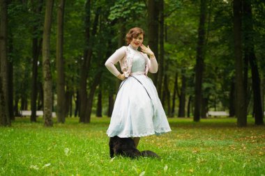 Parkta onu siyah kedi maine coon ile yürüyüş Pretty vintage kadın