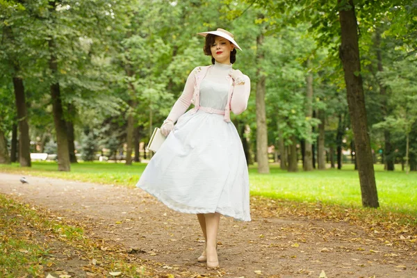 Porträt einer jungen Frau in Vintage-Kleid und Retro-Hut — Stockfoto