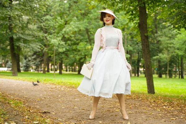 Vintage elbise ve retro şapka yürüyüş genç kadın kadar pin Portresi