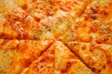 İtalyan pizzası dört peynir, ev yapımı yemek. Lezzetli bir yemek için konsept. Yakın çekim