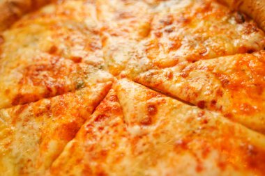 İtalyan pizzası dört peynir, ev yapımı yemek. Lezzetli bir yemek için konsept. Yakın çekim