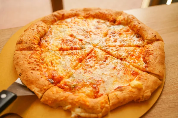 Olasz pizza Négysajtos, házi készítésű ételt. Koncepció egy ízletes étel. Közelről — Stock Fotó