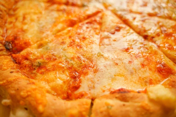 İtalyan pizzası dört peynir, ev yapımı yemek. Lezzetli bir yemek için konsept. Yakın çekim — Stok fotoğraf