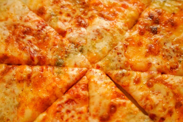 Olasz pizza Négysajtos, házi készítésű ételt. Koncepció egy ízletes étel. Közelről — Stock Fotó